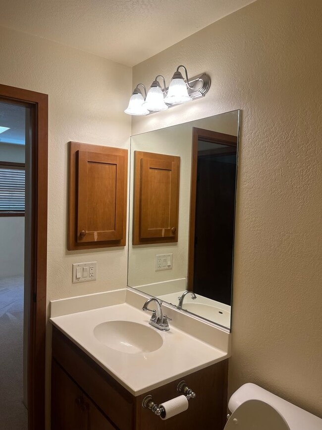 Building Photo - 3 Bedroom 2.5 Bath Townhouse