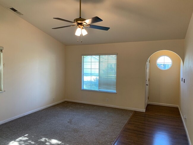 Building Photo - Updated 3 bedroom 2 bathroom close to Meriam Park!