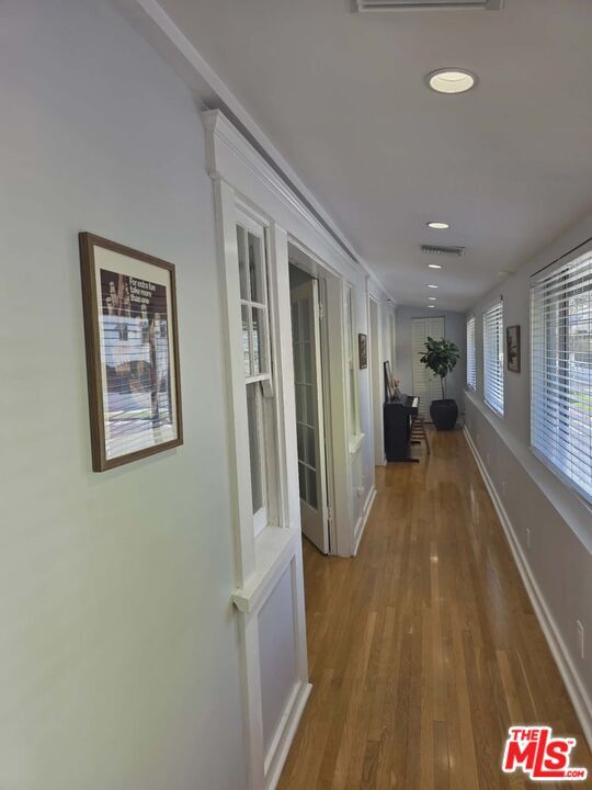 Building Photo - 2122 Hillhurst Ave