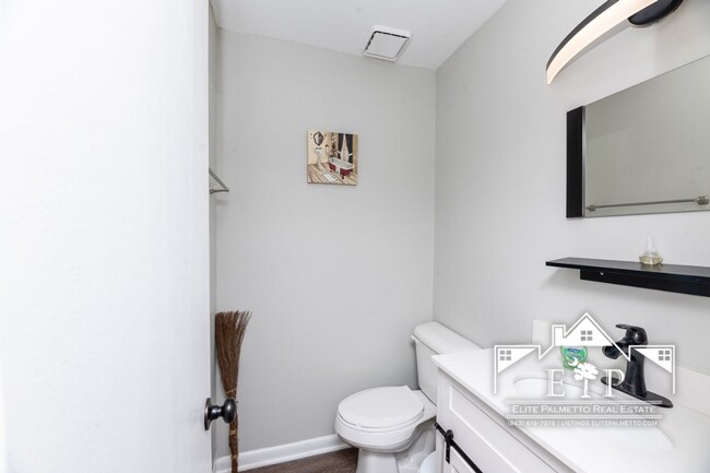 Building Photo - Charming and Spacious Home