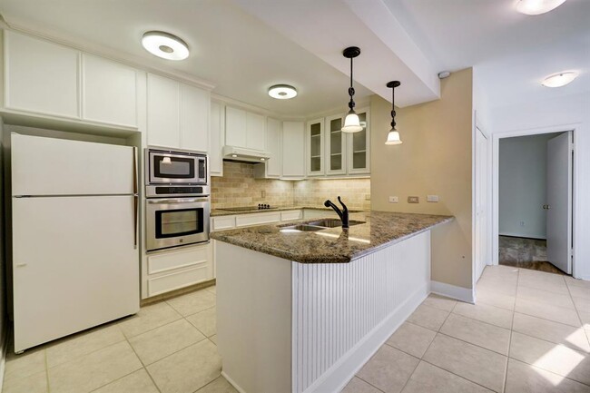 Building Photo - 902 Memorial Village Dr