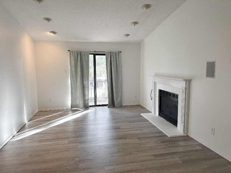 Building Photo - 6040 Grelot Rd