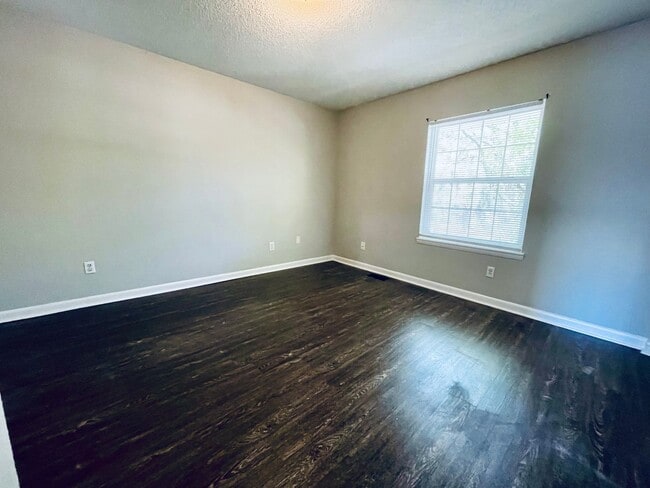 Building Photo - 2bd/1.5ba townhome super close to CCU/CMC/...