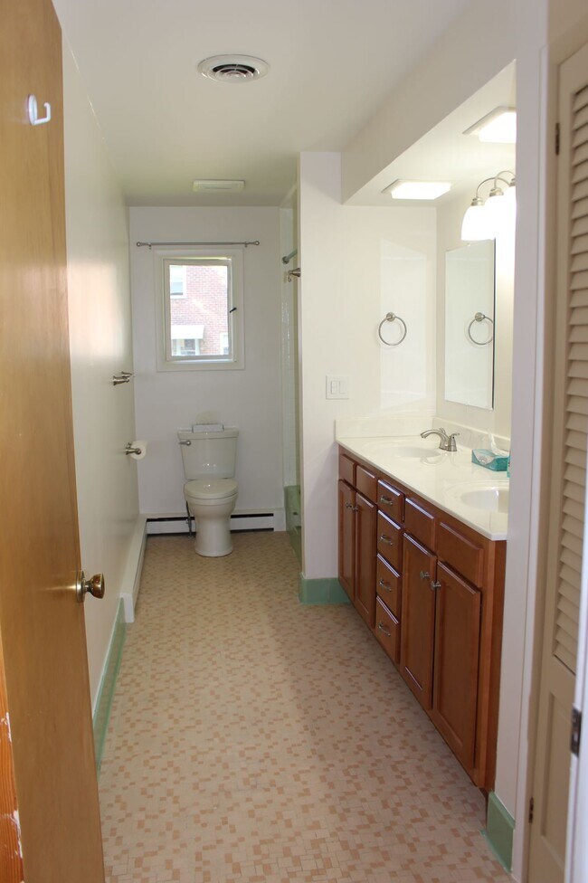 Full Bathroom w/Double Vanity - 48 John David Ln
