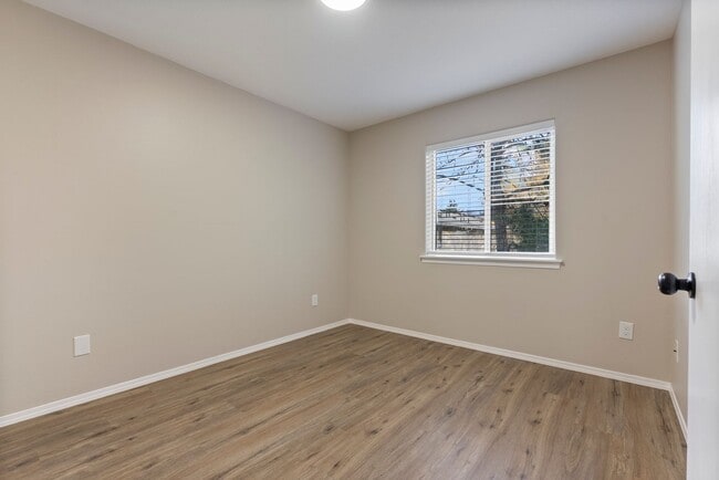 Building Photo - 4 bedroom/2.5 bathroom available in SE Portland