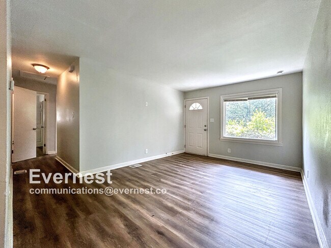 Building Photo - 3-Bedroom Home with Easy Access to Parks a...