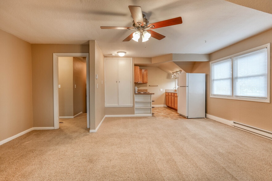 Building Photo - 3919 Creston Ave