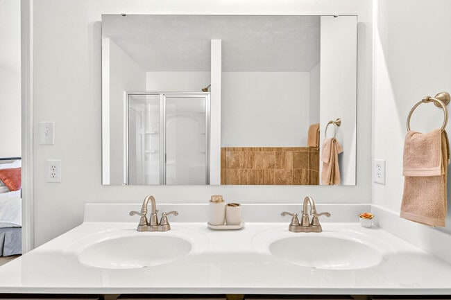 Building Photo - 4663 Bayview Dr