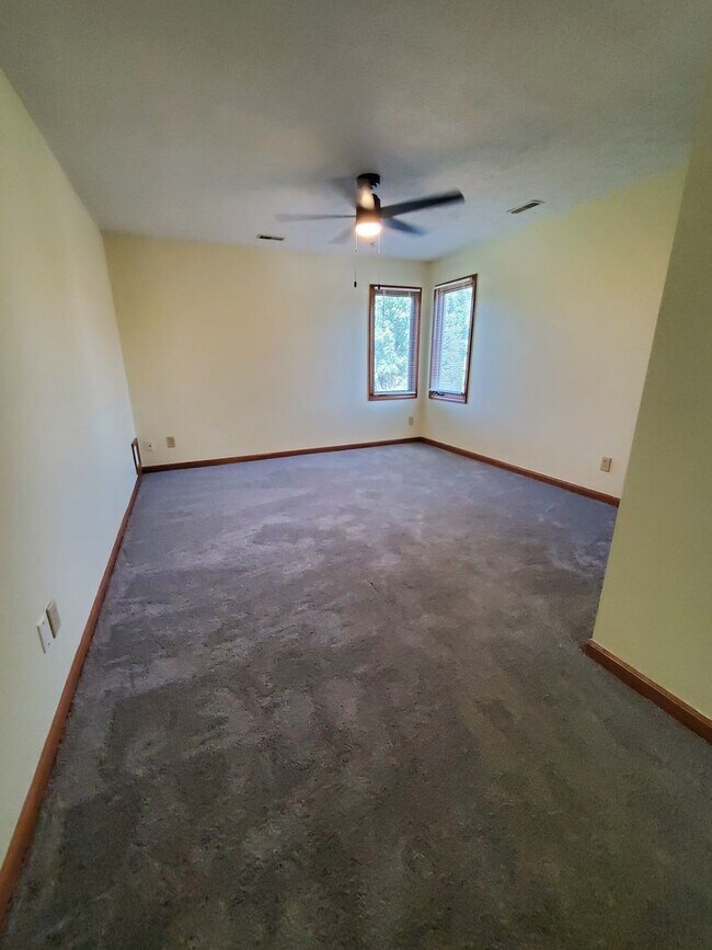 Building Photo - Stunning 4 Bedroom 3.5 Bath Home