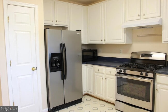 Building Photo - 42856 Golf View Dr