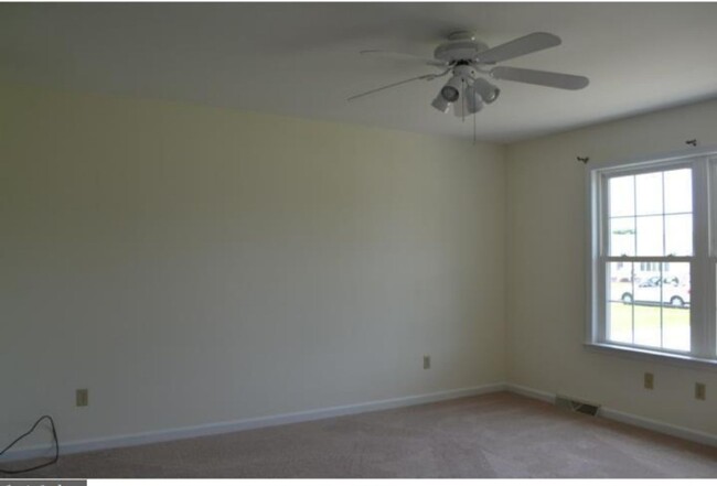 Building Photo - For Rent: Charming 3-Bedroom Pet-Friendly ...