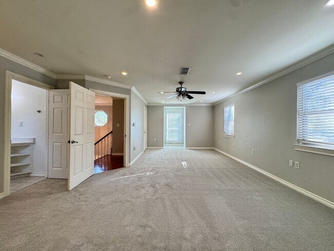 Building Photo - 627 W 2nd St