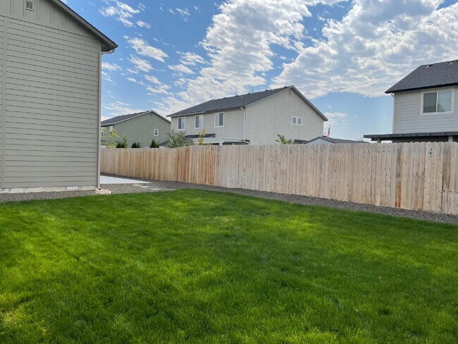 Building Photo - "Charming 3-Bed Oasis on East Drouillard Street with 2.5 Baths and 1470 Sq Ft in Nampa!"
