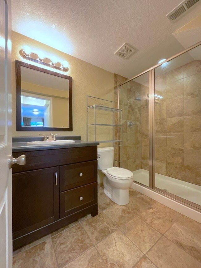 Building Photo - 4 Bedroom Home Available Near N Powers Bl ...