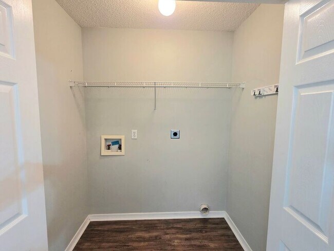 Building Photo - 6607 Woodbury Forest Dr
