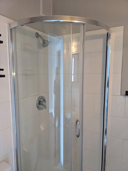 Recently renovated bathroom - 506 Woodruff Place Middle Dr