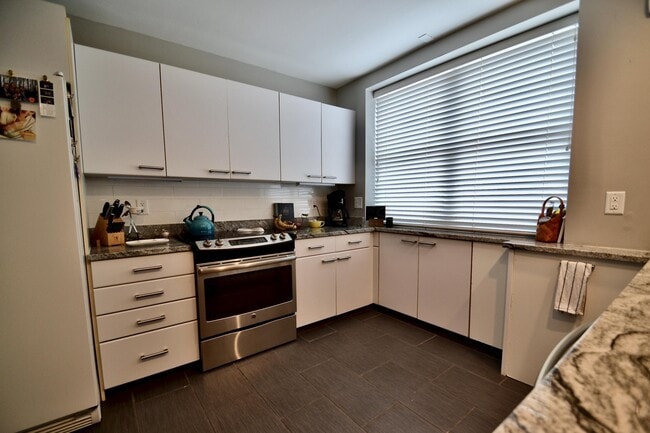 Building Photo - 258 Jackson St