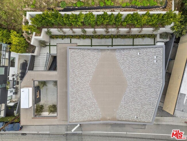 Building Photo - 913-913 1/2 N Beverly Glen Blvd