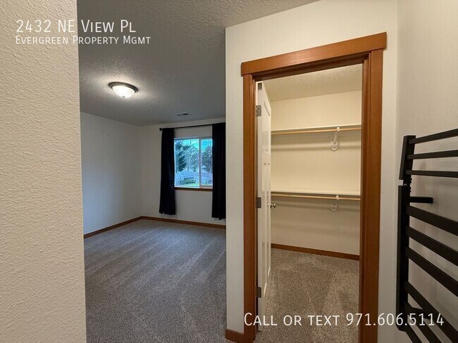 Building Photo - 2432 NE View Pl