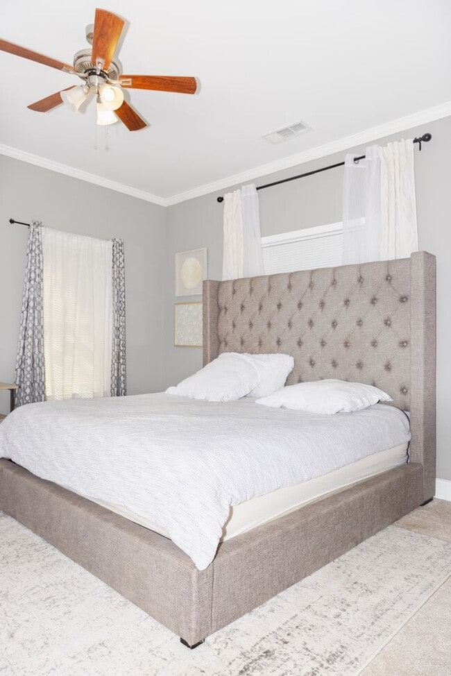 Building Photo - Spacious 4/3.5 w/ Master on Main and Fully...