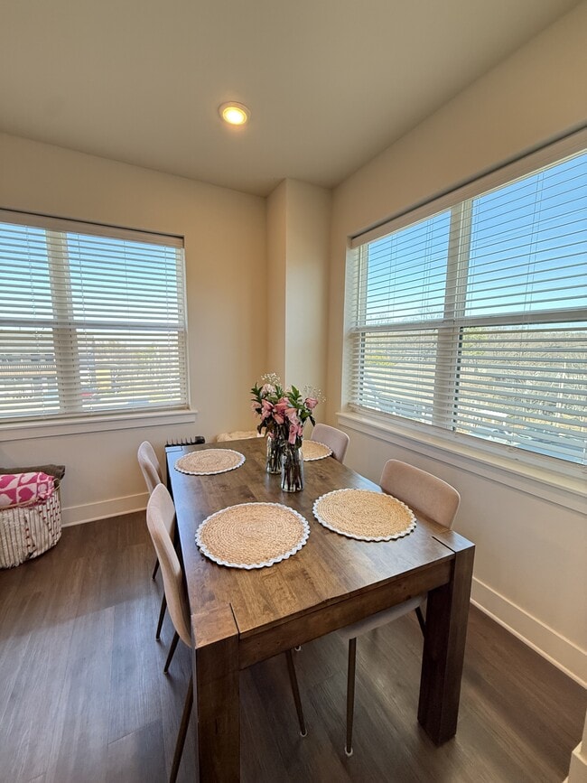 Building Photo - 707 Whitham Ave