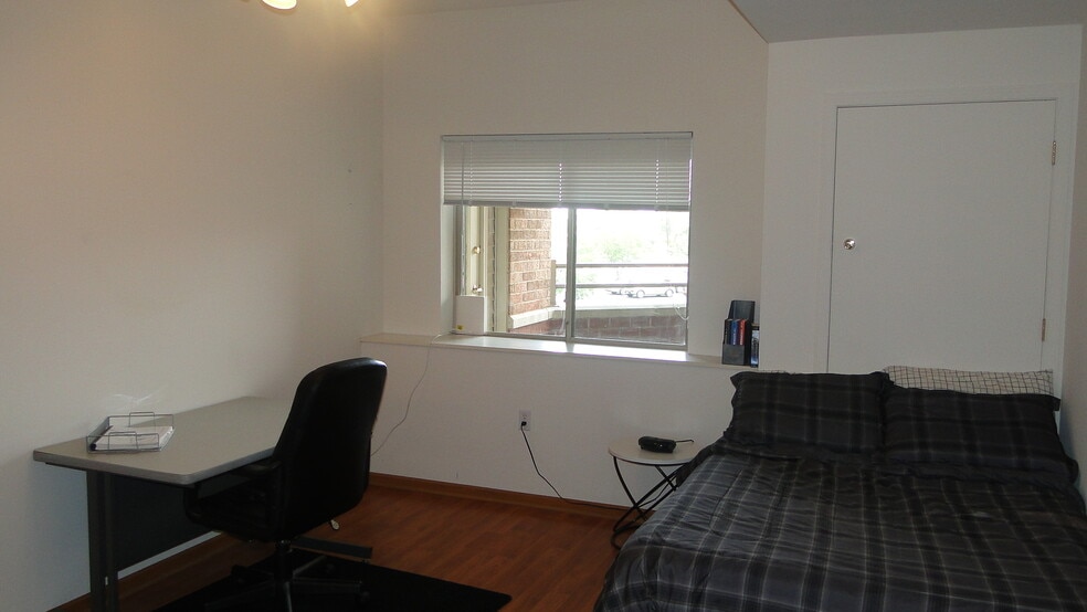 Building Photo - 301 Harbour Town Dr