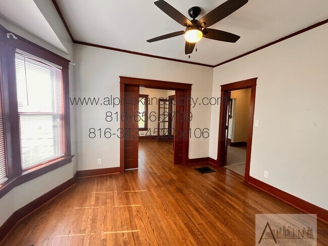 Building Photo - Cute HOUSE in Gillham Plaza, Gated Off Street Parking!