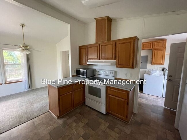 Building Photo - 587 W 10 S