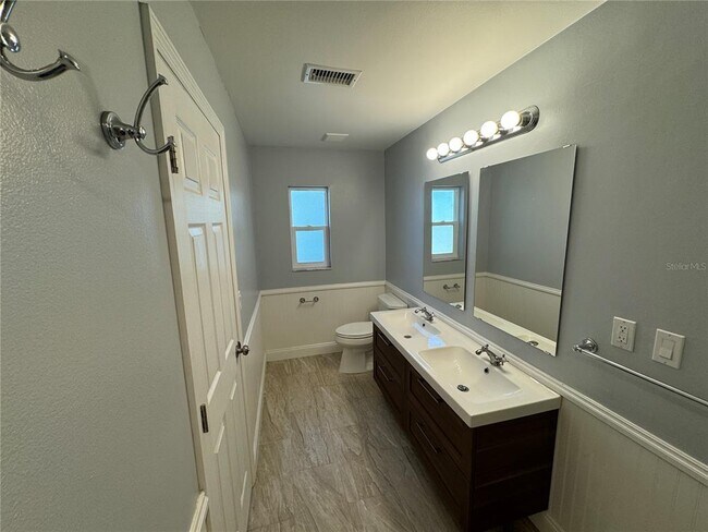 Building Photo - 5246 Royal Oak Dr