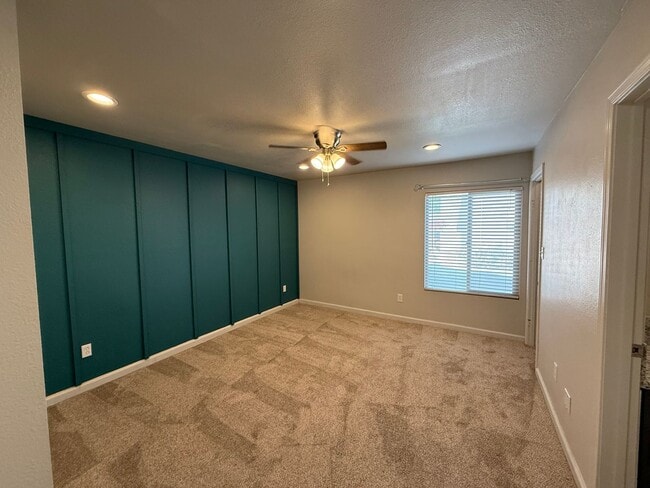 Building Photo - 3701 Colonial Dr