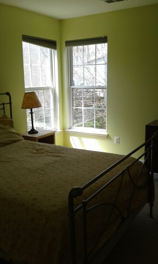 Building Photo - 1982 Brooke Farm Ct