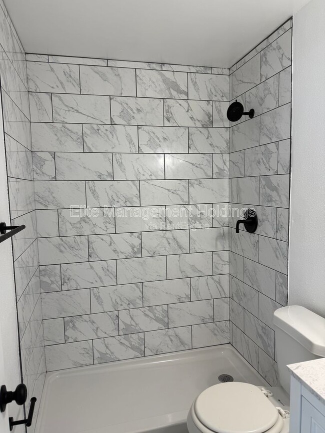 Building Photo - 1735 6th Ave