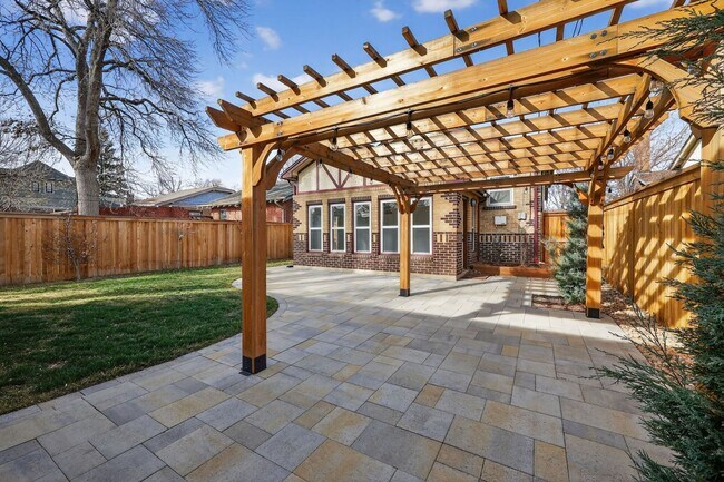 Building Photo - Platt Park Classic! 4 Beds, 2 Bath - Fully remodeled! Don't miss out on this one!