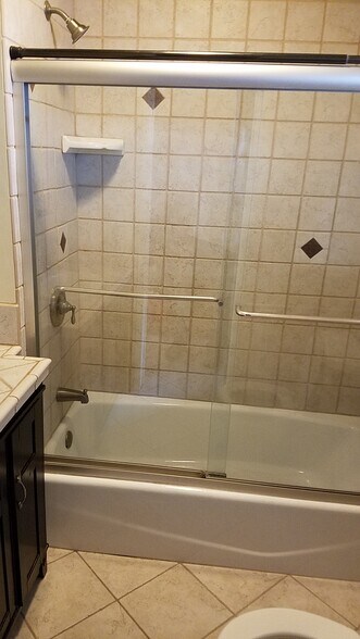 Front bathroom with bathtub - 512 S Flower St