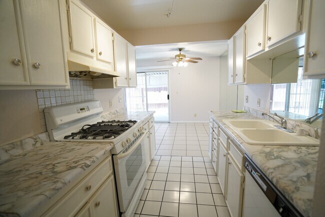 Building Photo - 3619 Villa Knolls E Dr