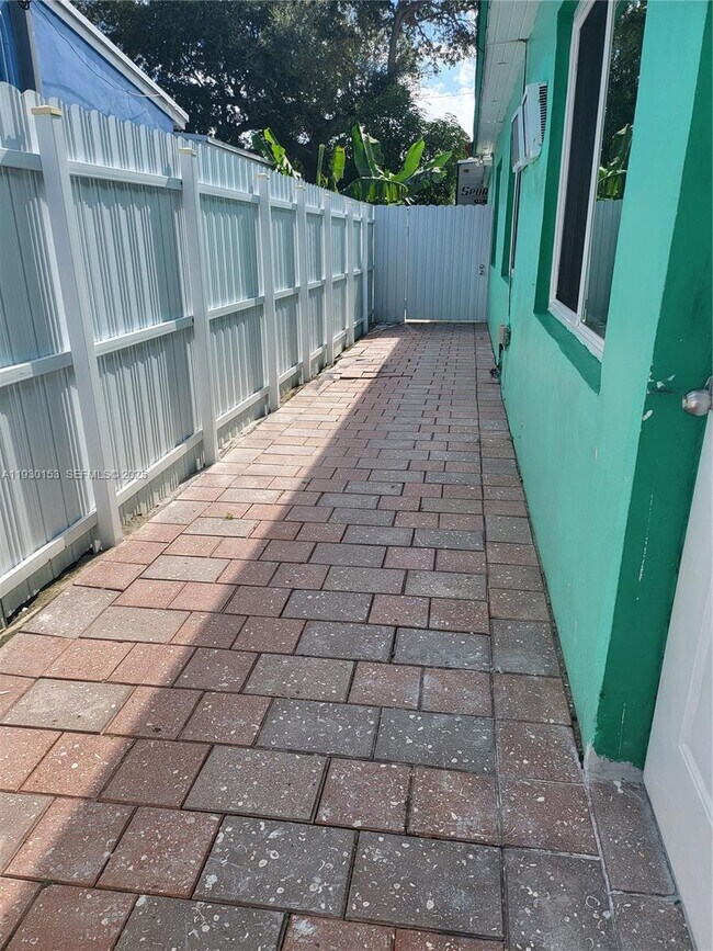 Building Photo - 1490 NE 151st Terrace