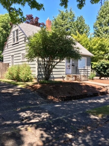 Exterior Front - 02 - 442 NW 30th St