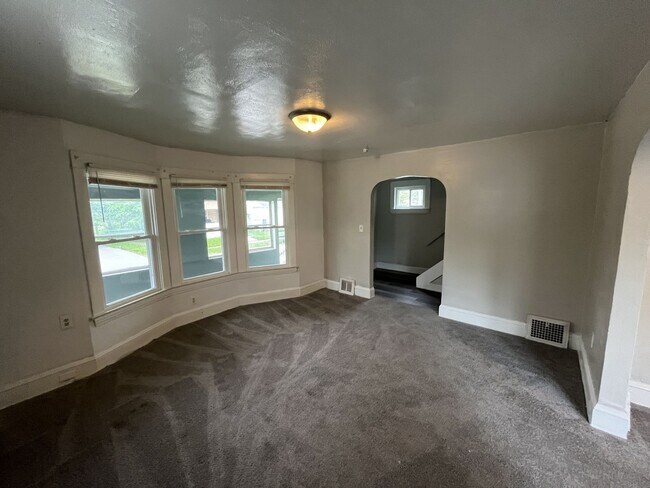 Building Photo - Four bedroom one bathroom single family home for rent. MOVE IN SPECIAL - HALF OFF FIRST MONTHS RENT