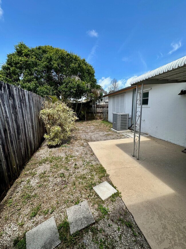 Building Photo - 8698 SE Hobe Ridge Ave