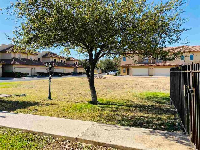 Building Photo - 707 St James Dr