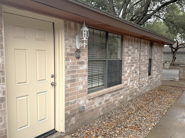 Building Photo - 716 Mynah Ave