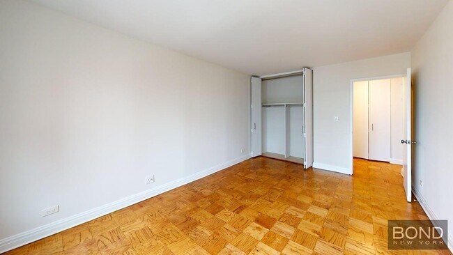 Building Photo - 400 E 71st St