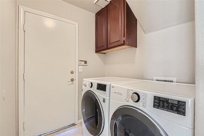 Building Photo - HUGE 5 Bedroom Home In Desert Shores with ...