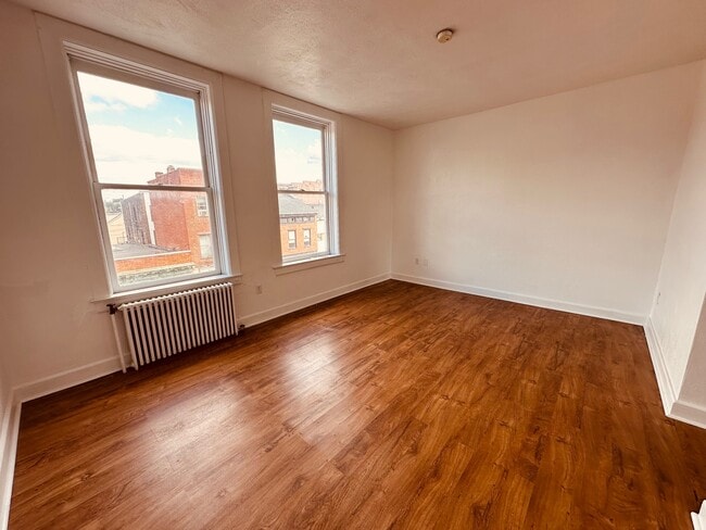 bedroom - 120 N George St