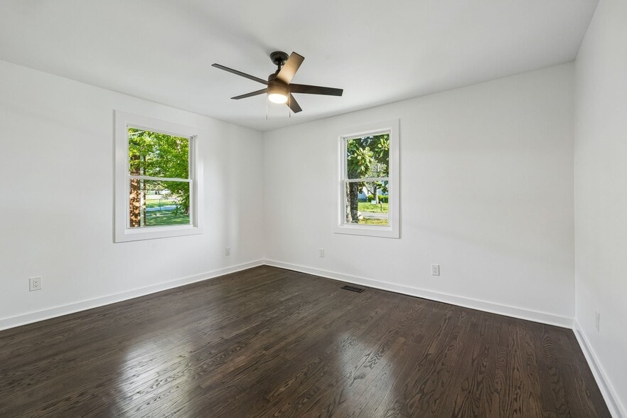 Building Photo - 902 Broadmoor Dr