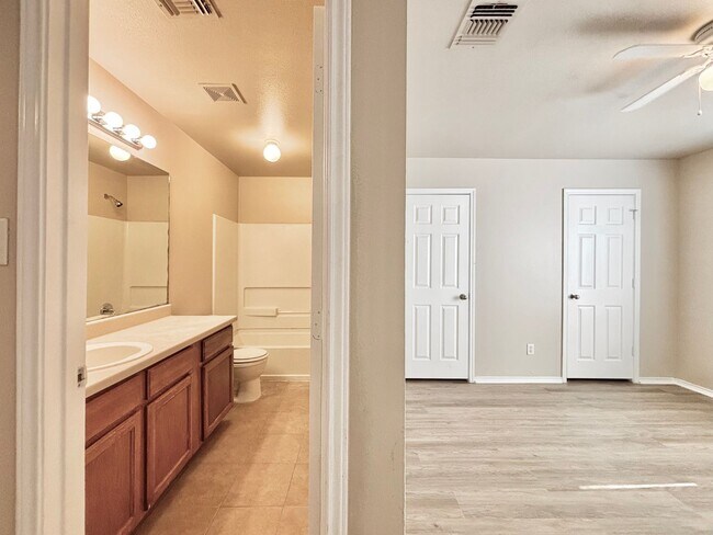 Building Photo - Conveniently located townhome in Universal City!