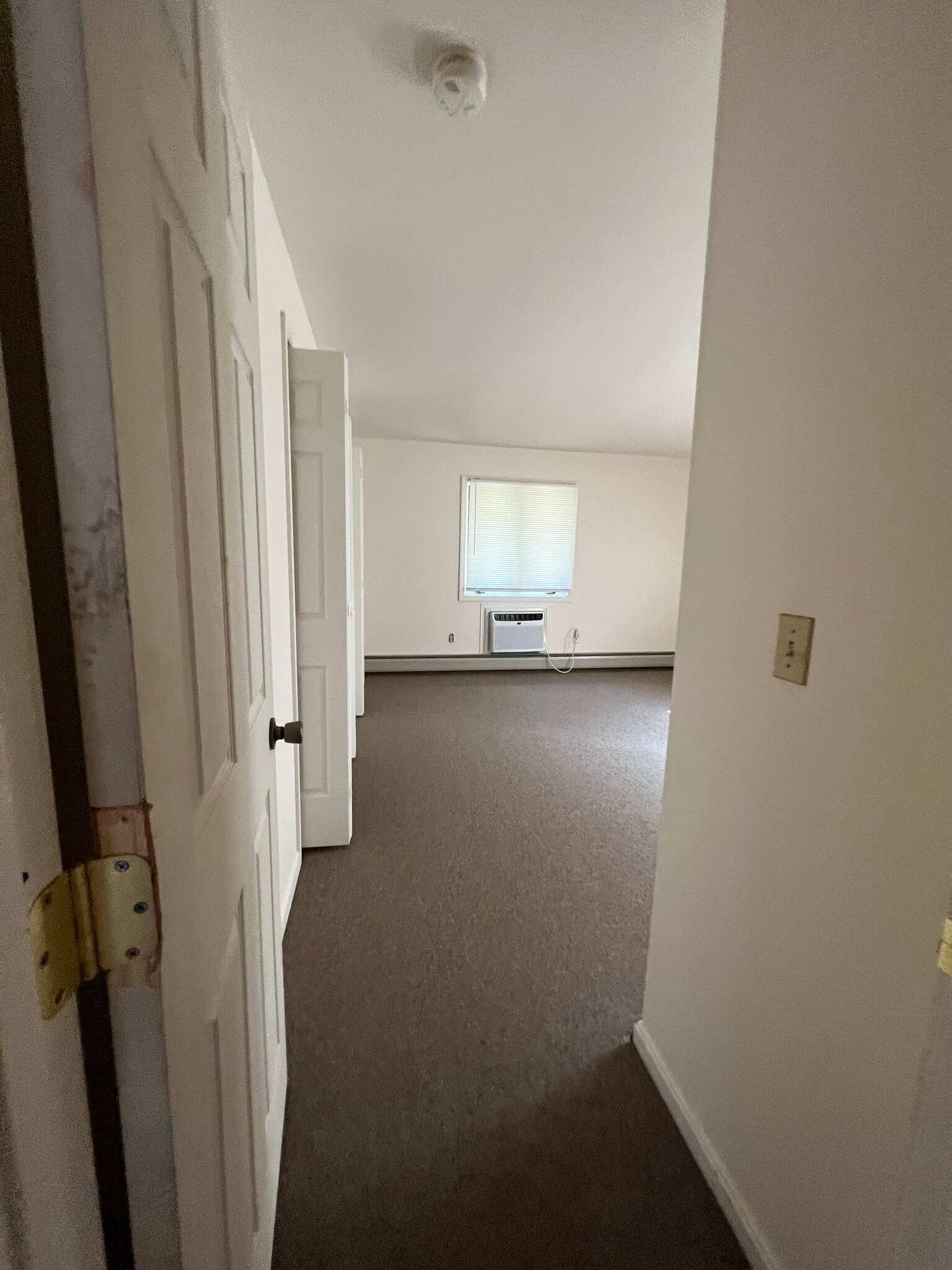 Building Photo - 70 Longmeadow Village Rd