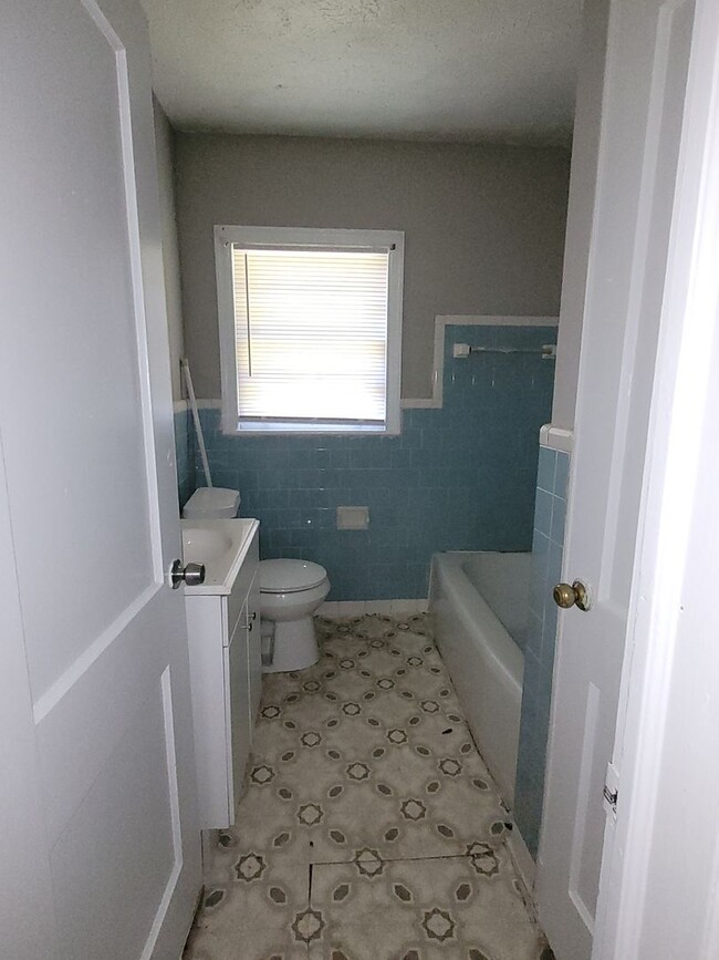 Building Photo - 2 bedroom 1 bathroom