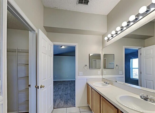Building Photo - 15955 Wilkinson Dr