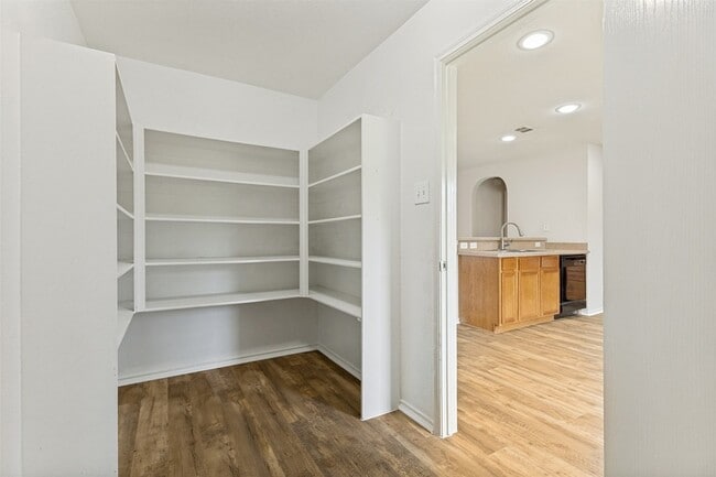 Building Photo - 556 Winbridge Ln